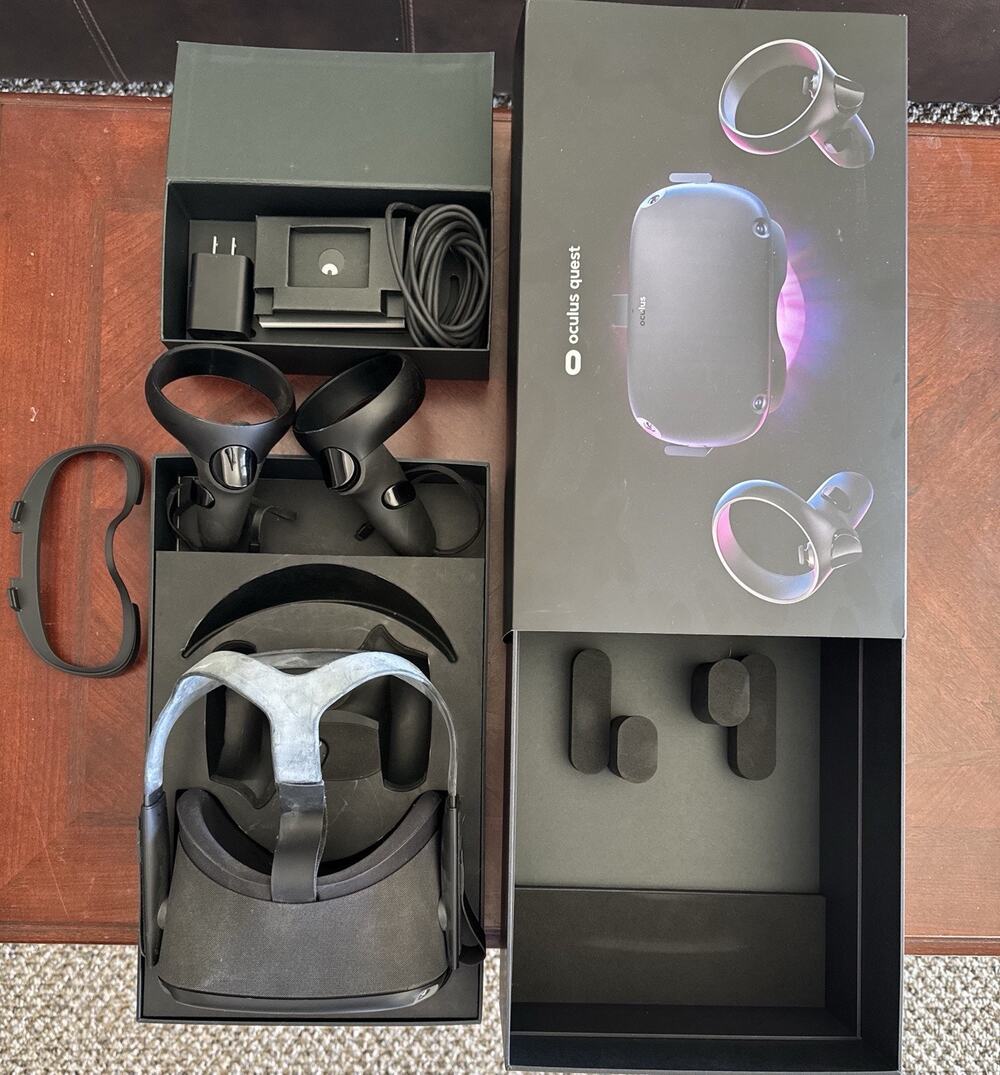 Oculus Quest Standalone VR Headset Black USB-C w/ Controllers & Accessories